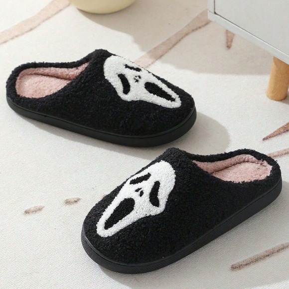 NEW [Shein] “Scream” Mask Villain Warm Slippers Indoor/Outdoor Shoes Sz W 7-8 - Picture 5 of 7